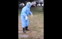 “Nổi sóng” mạng: Y tá loạng choạng bước ra từ khu cách ly virus corona khiến dân mạng xúc động