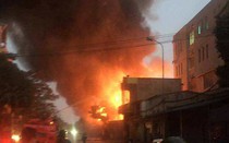 Hải Phòng: Đang cháy lớn trên phố, xưởng gỗ và 3 ngôi nhà bị thiêu rụi