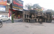 Cú đánh lái xuất thần của tài xế xe tải cứu mạng 3 người trong gang tấc