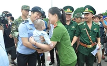 Một bé trai trong đường dây buôn người được Trung Quốc trao trả cho Việt Nam