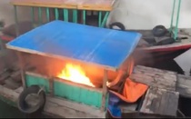 Đốt tàu bán hàng rong trên vịnh Hạ Long có phải là biện pháp cuối cùng?