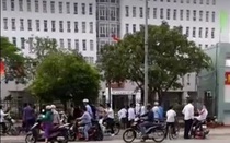 Tạm giữ nhóm đối tượng lao vào trụ sở Công an tỉnh Thái Bình gây rối, hành hung phụ nữ