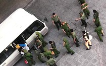 TP.HCM: Hàng trăm cảnh sát đột kích ổ bay lắc tại chung cư Gold View