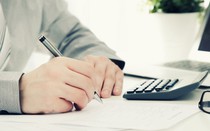 Công chức sẽ bị kỷ luật hạ bậc lương nếu vi phạm 3 điều này