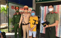 Tạm giữ nam thanh niên dùng gạch tấn công chốt phòng dịch Covid-19
