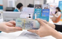 Lãi suất tiền gửi ngân hàng "rơi xuống" mức thấp kỷ lục
