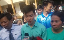 Bác sĩ Hoàng Công Lương ôm hoa nói về việc HĐXX trả hồ sơ