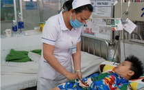 Giật mình nuốt phải 3 viên bi nam châm đồ chơi, cậu bé 6 tuổi thủng dạ dày và ruột