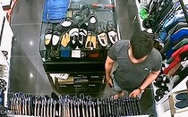 Clip: Nam thanh niên đi SH trộm ví cực nhanh trong cửa hàng đồ hiệu