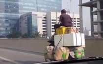 Clip: Hoảng hồn cảnh xe máy vô tư "làm xiếc" trên đường vành đai 3