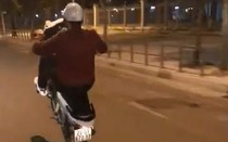 Clip: Nam diễn viên "Người phán xử" bốc đầu xe, chửi thề trên phố