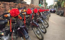 Clip: Đám cưới độc đáo rước dâu bằng dàn xe Dream ở Vĩnh Phúc