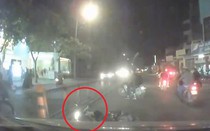 Clip: Tông vào dải phân cách, thanh niên suýt chết trước đầu ô tô