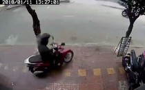 Clip: Thanh niên bẻ khóa, trộm xe Sh Mode ngay giữa phố