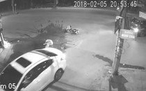 Clip: Xe máy biến dạng sau cú tông kinh hoàng vào đuôi ô tô