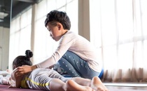 Cậu bé 7 tuổi mắc tự kỷ kiếm được hàng trăm triệu nhờ dạy yoga