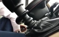Clip: Bức xúc cảnh tài xế gác chân lên ghế, lái xe bằng một tay