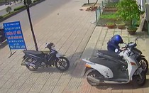 Clip: Trộm ngang nhiên bẻ khóa "cuỗm" xe máy giữa ban ngày