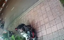 Clip: Thanh niên bẻ khóa, trộm xe máy nhanh như chớp ở quận 9