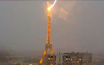 Clip: Khoảnh khắc sét đánh trúng tháp Eiffel giữa cơn bão
