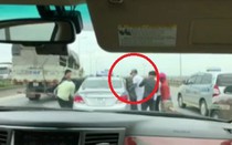 Clip: Tuấn Hưng gây sốt với hành động cứu người gặp nạn trên đường
