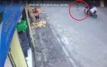 Clip: Qua đường không quan sát, bé gái suýt bị xe máy tông trúng