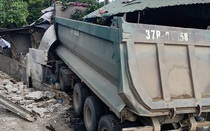Video: Xe đầu kéo mất lái đâm nát nhà dân