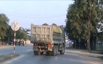 Video: Xe chở đất quá tải hoành hành trên QL 46