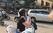 Phụ huynh tiếp sức cho con thi vào lớp 10 bằng bánh mì và những cái ôm thật chặt