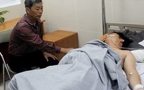 Bác sĩ thông tin sức khỏe thầy giáo bị học sinh đâm vì vết xăm trên cổ