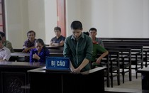 Nam thanh niên 16 tuổi chém chết người bật khóc tại tòa
