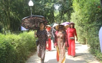 Tháng Năm dòng người tấp nập về thăm làng Sen quê Bác