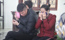 Cặp vợ chồng khóc nghẹn khi gặp đứa con gái nhỏ tại tòa