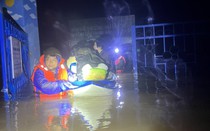 Công an "trắng đêm, xuyên ngày" vượt lũ giúp người dân bị nạn