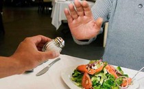 Cô gái 27 tuổi phù não vì ăn muối