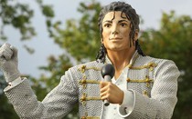 Tượng Michael Jackson bị di dời, làn sóng tẩy chay khắp nơi sau phim tố ấu dâm
