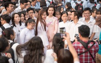 Hoa hậu Đỗ Mỹ Linh đẹp tựa sương mai giữa "vòng vây" học sinh