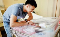Hé lộ những hình ảnh đầu tiên của con gái Tú Vi – Văn Anh