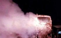 Xe khách bốc cháy trơ khung khi đang lưu thông