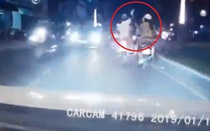 Clip: Lướt điện thoại khi chạy xe máy, cô gái bị cướp giật phăng trong một nốt nhạc