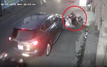 Clip: Dừng xe nghe điện thoại, 3 người trên xe máy bị hất văng xuống đường