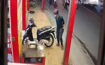 Clip: Màn bẻ khóa trộm SH táo tợn ngay trên phố Sài Gòn chỉ trong 3 giây