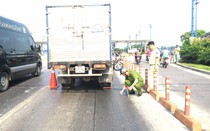 Ngã qua làn xe ô tô, nam thanh niên đi xe máy chết thảm
