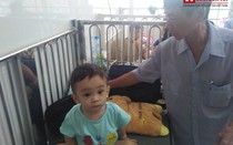 Ông ngoại bé trai 1 tuổi bị bạo hành, bỏ rơi ở bệnh viện: "Tôi cứ ngỡ cháu chết rồi!"