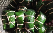 Chùm ảnh: Bánh chưng “Lưng Gù” lạ mắt ngày Tết Nguyên đán