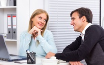 Xử trí thế nào nếu chồng, vợ tán tỉnh đồng nghiệp nơi công sở?