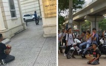 Nam thanh niên quỳ gối trước cổng học viện Âm nhạc Quốc gia Việt Nam gây xôn xao