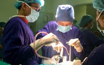 Hiếm gặp: Lần đầu tiên thay khớp háng hai bên cùng lúc cho cụ ông 92 tuổi