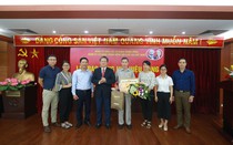 Trao huy hiệu 30 và 40 năm tuổi Đảng cho 2 đảng viên thuộc Đảng bộ HLG Việt Nam