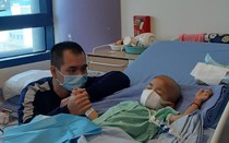 Nghẹn lòng tâm sự của ông bố cùng con chiến đấu ung thư: Còn được bên con thì ngày nào cũng là Tết!